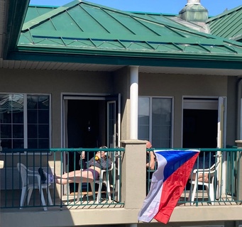 Vlajka na balkóně.